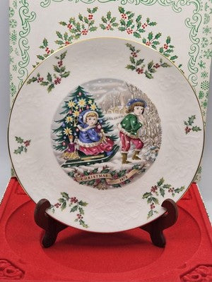 π Royal Doulton 1977 Christmas PlateThe plate Bone China Original Box