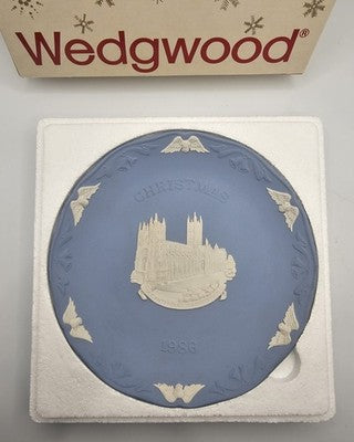 1986 Wedgwood Jasperware Christmas Plate featuring Lambeth Palace