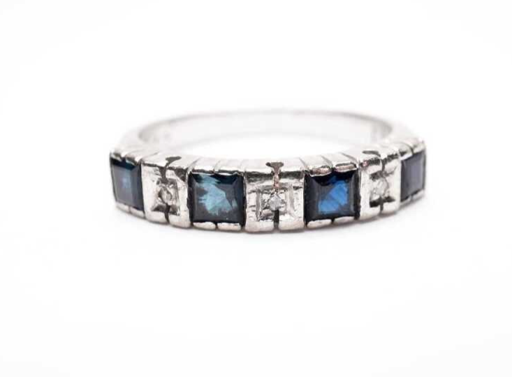 Sapphire and diamond ring in 14ct white gold Finger size US 7. - 4.00 grams