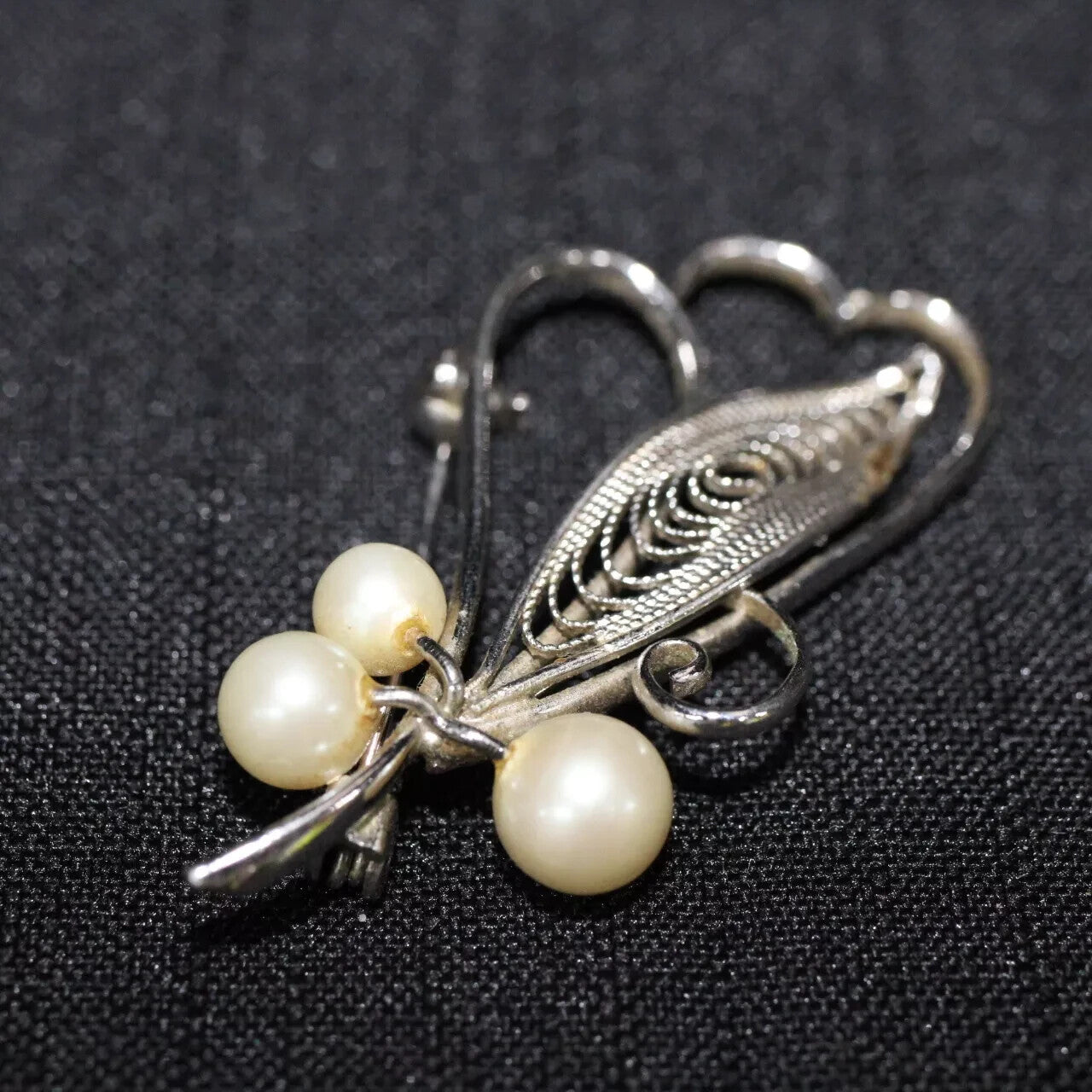 Cultured Pearl Silver Toned Filigree Brooch/Pin (J) #940