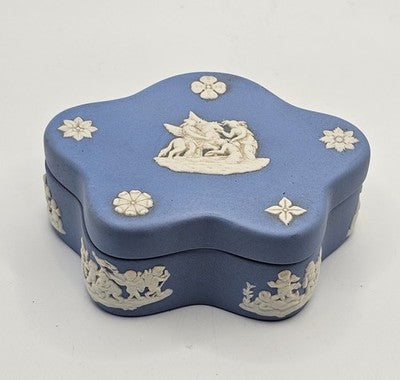 VINTAGE WEDGWOOD ENGLAND  BLUE JASPERWARE TRINKET BOX CLASSICAL CHERUBS SCENE