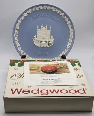 1987 Wedgwood Jasperware Christmas Plate featuring Lambeth Palace
