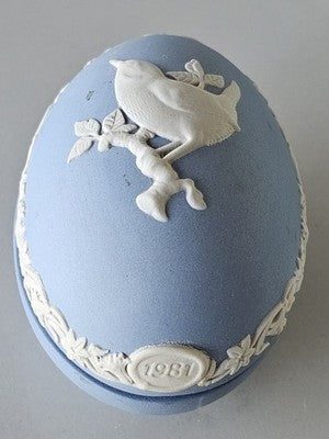 1981 Bird: Vintage Wedgwood 1981 Bird Easter Egg Trinket Box Blue Jasperware