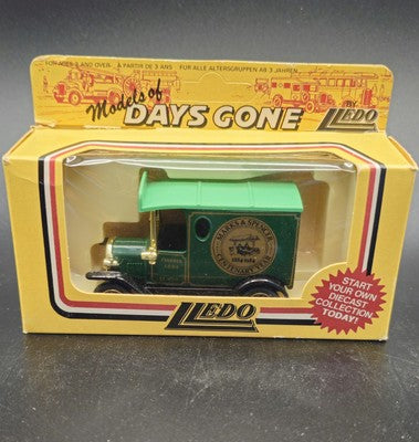 VINTAGE MADE IN ENGLAND MODEL CARS DAYS-GONE COLLECTABLES - Marks & Spencer