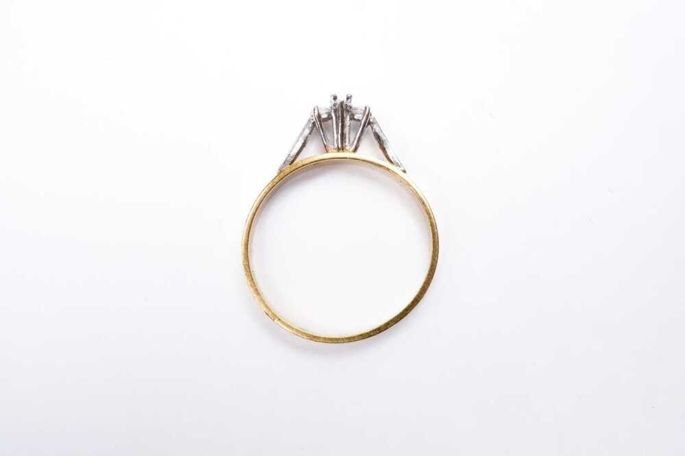 A diamond ring in 18 carat yellow gold - Finger size US 6.5. 2.36 grams.