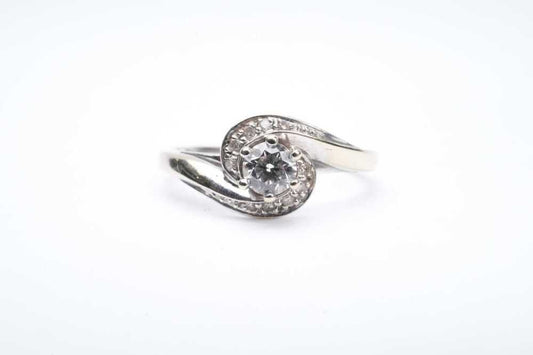 A diamond ring in 18 carat white gold, size US 8.25. Setting measures 8.5m acros
