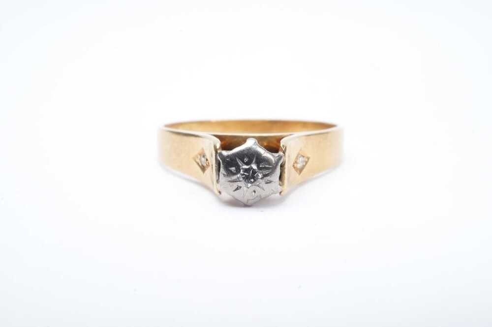 A diamond ring in 18 carat yellow gold.Finger size US 7.5. Setting measures 5.5m