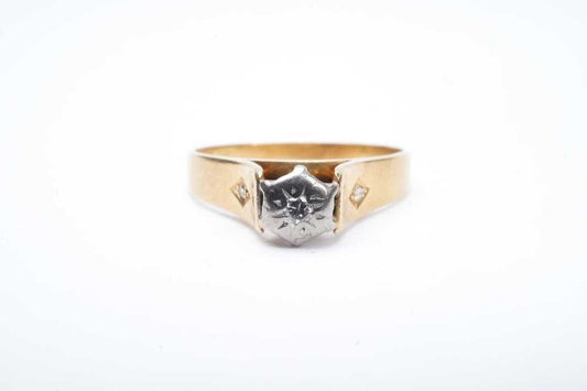A diamond ring in 18 carat yellow gold.Finger size US 7.5. Setting measures 5.5m