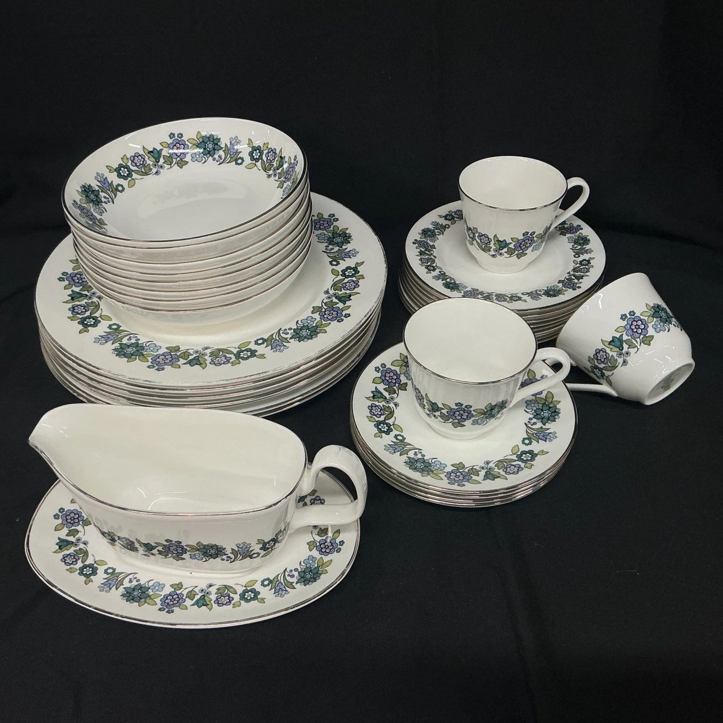 Royal Doulton Fine Bone China Esprit Incomplete Set (31-piece)