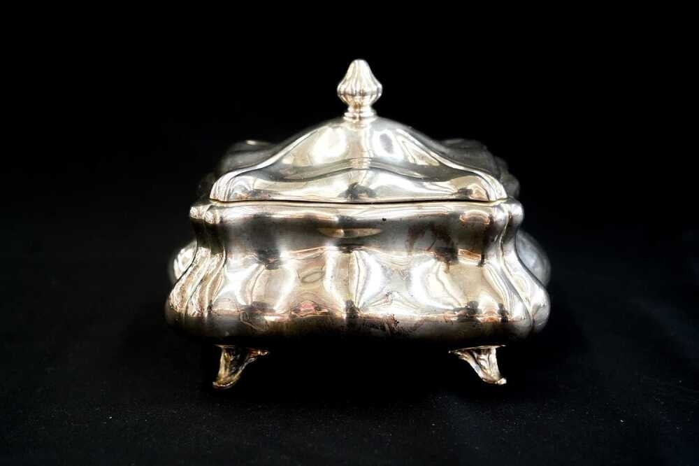 European 835 silver sugar box, weight 439g Width 15.5cm.